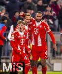 22.11.2025, Fussball Bundesliga 2025/2026, 11.Spieltag, FC Bayern Mnchen - SC Freiburg, in der Allianz-Arena Mnchen,  Torjubel v.li: Lennart Karl (FC Bayern Mnchen), Harry Kane (FC Bayern Mnchen), Jonathan Tah (FC Bayern Mnchen) 