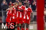 22.11.2025, Fussball Bundesliga 2025/2026, 11.Spieltag, FC Bayern Mnchen - SC Freiburg, in der Allianz-Arena Mnchen,  Torjubel v.li: Lennart Karl (FC Bayern Mnchen), Harry Kane (FC Bayern Mnchen), Jonathan Tah (FC Bayern Mnchen), Dayot Upamecano (FC Bayern Mnchen), 
