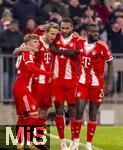22.11.2025, Fussball Bundesliga 2025/2026, 11.Spieltag, FC Bayern Mnchen - SC Freiburg, in der Allianz-Arena Mnchen,  Torjubel v.li: Lennart Karl (FC Bayern Mnchen), Harry Kane (FC Bayern Mnchen), Jonathan Tah (FC Bayern Mnchen), Dayot Upamecano (FC Bayern Mnchen), 
