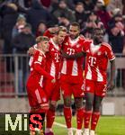 22.11.2025, Fussball Bundesliga 2025/2026, 11.Spieltag, FC Bayern Mnchen - SC Freiburg, in der Allianz-Arena Mnchen,  Torjubel v.li: Lennart Karl (FC Bayern Mnchen), Harry Kane (FC Bayern Mnchen), Jonathan Tah (FC Bayern Mnchen), Dayot Upamecano (FC Bayern Mnchen), 