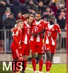 22.11.2025, Fussball Bundesliga 2025/2026, 11.Spieltag, FC Bayern Mnchen - SC Freiburg, in der Allianz-Arena Mnchen,  Torjubel v.li: Lennart Karl (FC Bayern Mnchen), Harry Kane (FC Bayern Mnchen), Jonathan Tah (FC Bayern Mnchen), Dayot Upamecano (FC Bayern Mnchen), 