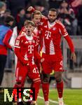 22.11.2025, Fussball Bundesliga 2025/2026, 11.Spieltag, FC Bayern Mnchen - SC Freiburg, in der Allianz-Arena Mnchen,  Torjubel v.li: Lennart Karl (FC Bayern Mnchen), Harry Kane (FC Bayern Mnchen), Jonathan Tah (FC Bayern Mnchen) 