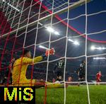 22.11.2025, Fussball Bundesliga 2025/2026, 11.Spieltag, FC Bayern Mnchen - SC Freiburg, in der Allianz-Arena Mnchen, li: Torwart Noah Atubolu (SC Freiburg) nach einem erneuten Gegentor am Boden, Max Rosenfelder (SC Freiburg), Matthias Ginter (SC Freiburg), Johan Manzambi (SC Freiburg), Jordy Makengo (SC Freiburg),  