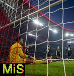 22.11.2025, Fussball Bundesliga 2025/2026, 11.Spieltag, FC Bayern Mnchen - SC Freiburg, in der Allianz-Arena Mnchen, li: Torwart Noah Atubolu (SC Freiburg) nach einem erneuten Gegentor am Boden, Max Rosenfelder (SC Freiburg), Matthias Ginter (SC Freiburg), Johan Manzambi (SC Freiburg), Jordy Makengo (SC Freiburg), 