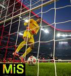 22.11.2025, Fussball Bundesliga 2025/2026, 11.Spieltag, FC Bayern Mnchen - SC Freiburg, in der Allianz-Arena Mnchen, Torwart Noah Atubolu (SC Freiburg) holt nach einem erneuten Gegentor den Ball aus dem Netz.
