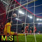 22.11.2025, Fussball Bundesliga 2025/2026, 11.Spieltag, FC Bayern Mnchen - SC Freiburg, in der Allianz-Arena Mnchen, li: Torwart Noah Atubolu (SC Freiburg) nach einem erneuten Gegentor am Boden, Max Rosenfelder (SC Freiburg), Matthias Ginter (SC Freiburg), Johan Manzambi (SC Freiburg), Jordy Makengo (SC Freiburg), 