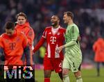 22.11.2025, Fussball Bundesliga 2025/2026, 11.Spieltag, FC Bayern Mnchen - SC Freiburg, in der Allianz-Arena Mnchen, re: Torwart Manuel Neuer (FC Bayern Mnchen) mit Schnauzbart beim Schlussjubel mit Jonathan Tah (FC Bayern Mnchen) 