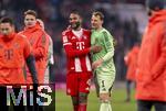 22.11.2025, Fussball Bundesliga 2025/2026, 11.Spieltag, FC Bayern Mnchen - SC Freiburg, in der Allianz-Arena Mnchen, re: Torwart Manuel Neuer (FC Bayern Mnchen) mit Schnauzbart beim Schlussjubel mit Jonathan Tah (FC Bayern Mnchen) 