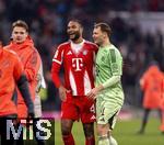 22.11.2025, Fussball Bundesliga 2025/2026, 11.Spieltag, FC Bayern Mnchen - SC Freiburg, in der Allianz-Arena Mnchen, re: Torwart Manuel Neuer (FC Bayern Mnchen) mit Schnauzbart beim Schlussjubel mit Jonathan Tah (FC Bayern Mnchen) 