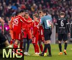 22.11.2025, Fussball Bundesliga 2025/2026, 11.Spieltag, FC Bayern Mnchen - SC Freiburg, in der Allianz-Arena Mnchen, Aleksandar Pavlovic (Bayern Mnchen)  hat Spass mit Lennart Karl (FC Bayern Mnchen), der wegen einer Verletzung vom Team-Arzt behandelt wird.
