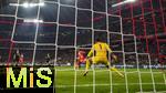 22.11.2025, Fussball Bundesliga 2025/2026, 11.Spieltag, FC Bayern Mnchen - SC Freiburg, in der Allianz-Arena Mnchen, Nicolas Jackson (mitte, FC Bayern Mnchen) trifft zum 5:2 gegen Torwart Noah Atubolu (SC Freiburg) 
