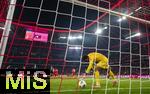 22.11.2025, Fussball Bundesliga 2025/2026, 11.Spieltag, FC Bayern Mnchen - SC Freiburg, in der Allianz-Arena Mnchen, Torwart Noah Atubolu (SC Freiburg) hat wieder ein Gegentor bekommen.
