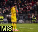 22.11.2025, Fussball Bundesliga 2025/2026, 11.Spieltag, FC Bayern Mnchen - SC Freiburg, in der Allianz-Arena Mnchen, Daniel-Kofi Kyereh (SC Freiburg) spuckt frustriert sein Wasser im Strahl aus.