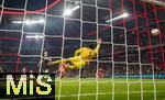 22.11.2025, Fussball Bundesliga 2025/2026, 11.Spieltag, FC Bayern Mnchen - SC Freiburg, in der Allianz-Arena Mnchen, Torwart Noah Atubolu (SC Freiburg) streckt sich vergeblich, der Ball senkt sich ins Tor.