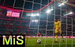22.11.2025, Fussball Bundesliga 2025/2026, 11.Spieltag, FC Bayern Mnchen - SC Freiburg, in der Allianz-Arena Mnchen, Torwart Noah Atubolu (SC Freiburg) hat wieder ein Gegentor bekommen.
