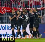 22.11.2025, Fussball Bundesliga 2025/2026, 11.Spieltag, FC Bayern Mnchen - SC Freiburg, in der Allianz-Arena Mnchen, Torjubel Lucas Hler (SC Freiburg), Yuito Suzuki (SC Freiburg) , Philipp Treu (SC Freiburg) 