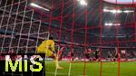 22.11.2025, Fussball Bundesliga 2025/2026, 11.Spieltag, FC Bayern Mnchen - SC Freiburg, in der Allianz-Arena Mnchen, Torschuss zum 2:2 von Michael Olise (mitte, FC Bayern Mnchen) gegen Torwart Noah Atubolu (SC Freiburg) 