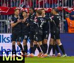 22.11.2025, Fussball Bundesliga 2025/2026, 11.Spieltag, FC Bayern Mnchen - SC Freiburg, in der Allianz-Arena Mnchen, Torjubel Lucas Hler (SC Freiburg), Yuito Suzuki (SC Freiburg) , Philipp Treu (SC Freiburg) 