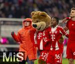 22.11.2025, Fussball Bundesliga 2025/2026, 11.Spieltag, FC Bayern Mnchen - SC Freiburg, in der Allianz-Arena Mnchen, Schlussjubel, v.li: Lennart Karl (FC Bayern Mnchen), Maskottchen Berni, Wisdom Mike (FC Bayern Mnchen)  