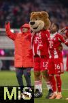 22.11.2025, Fussball Bundesliga 2025/2026, 11.Spieltag, FC Bayern Mnchen - SC Freiburg, in der Allianz-Arena Mnchen, Schlussjubel, v.li: Lennart Karl (FC Bayern Mnchen), Maskottchen Berni, Wisdom Mike (FC Bayern Mnchen)  