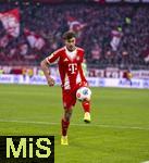 22.11.2025, Fussball Bundesliga 2025/2026, 11.Spieltag, FC Bayern Mnchen - SC Freiburg, in der Allianz-Arena Mnchen, Tom Bischof (Bayern Mnchen) am Ball 