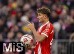 22.11.2025, Fussball Bundesliga 2025/2026, 11.Spieltag, FC Bayern Mnchen - SC Freiburg, in der Allianz-Arena Mnchen, Tom Bischof (Bayern Mnchen) Einwurf.
