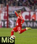 22.11.2025, Fussball Bundesliga 2025/2026, 11.Spieltag, FC Bayern Mnchen - SC Freiburg, in der Allianz-Arena Mnchen, Lennart Karl (FC Bayern Mnchen) am Ball 