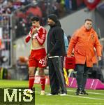 22.11.2025, Fussball Bundesliga 2025/2026, 11.Spieltag, FC Bayern Mnchen - SC Freiburg, in der Allianz-Arena Mnchen, v.li: Aleksandar Pavlovic (Bayern Mnchen)  mit Trainer Vincent Kompany (FC Bayern Mnchen) am Spielfeldrand.