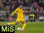 22.11.2025, Fussball Bundesliga 2025/2026, 11.Spieltag, FC Bayern Mnchen - SC Freiburg, in der Allianz-Arena Mnchen, Torwart Noah Atubolu (SC Freiburg) Abschlag