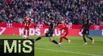 22.11.2025, Fussball Bundesliga 2025/2026, 11.Spieltag, FC Bayern Mnchen - SC Freiburg, in der Allianz-Arena Mnchen, Torschuss zum 1:2 von Lennart Karl (re, FC Bayern Mnchen) gegen Max Rosenfelder (SC Freiburg) 