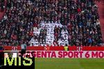 22.11.2025, Fussball Bundesliga 2025/2026, 11.Spieltag, FC Bayern Mnchen - SC Freiburg, in der Allianz-Arena Mnchen, Umgedrehtes Telekom-T fr Werbung fr einen aktuellen Film auf Magenta TV.