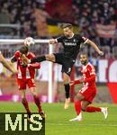 22.11.2025, Fussball Bundesliga 2025/2026, 11.Spieltag, FC Bayern Mnchen - SC Freiburg, in der Allianz-Arena Mnchen, v.re: Lucas Hler (SC Freiburg) gegen Leon Goretzka (FC Bayern Mnchen) 