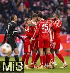 22.11.2025, Fussball Bundesliga 2025/2026, 11.Spieltag, FC Bayern Mnchen - SC Freiburg, in der Allianz-Arena Mnchen, Torjubel Lennart Karl (FC Bayern Mnchen), Aleksandar Pavlovic (Bayern Mnchen) , Jonathan Tah (FC Bayern Mnchen) 