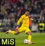 22.11.2025, Fussball Bundesliga 2025/2026, 11.Spieltag, FC Bayern Mnchen - SC Freiburg, in der Allianz-Arena Mnchen, Torwart Noah Atubolu (SC Freiburg) Abschlag