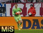 22.11.2025, Fussball Bundesliga 2025/2026, 11.Spieltag, FC Bayern Mnchen - SC Freiburg, in der Allianz-Arena Mnchen, Torwart Manuel Neuer (FC Bayern Mnchen) hat den Ball 