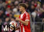 22.11.2025, Fussball Bundesliga 2025/2026, 11.Spieltag, FC Bayern Mnchen - SC Freiburg, in der Allianz-Arena Mnchen, Tom Bischof (Bayern Mnchen) Einwurf.