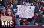 22.11.2025, Fussball Bundesliga 2025/2026, 11.Spieltag, FC Bayern Mnchen - SC Freiburg, in der Allianz-Arena Mnchen, Kinder mchten mit Plakat das Trikot der Spieler Torwart Noah Atubolu (SC Freiburg).und Christian Gnter (SC Freiburg) 