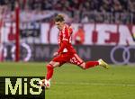 22.11.2025, Fussball Bundesliga 2025/2026, 11.Spieltag, FC Bayern Mnchen - SC Freiburg, in der Allianz-Arena Mnchen, Lennart Karl (FC Bayern Mnchen) am Ball 