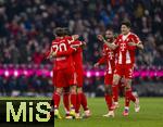 22.11.2025, Fussball Bundesliga 2025/2026, 11.Spieltag, FC Bayern Mnchen - SC Freiburg, in der Allianz-Arena Mnchen, Torjubel Tom Bischof (Bayern Mnchen), Jonathan Tah (FC Bayern Mnchen), Min-jae Kim (Bayern Mnchen, Minjae Kim) 
