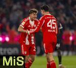 22.11.2025, Fussball Bundesliga 2025/2026, 11.Spieltag, FC Bayern Mnchen - SC Freiburg, in der Allianz-Arena Mnchen, Torjubel v.li: Tom Bischof (Bayern Mnchen) mit Aleksandar Pavlovic (Bayern Mnchen)  