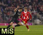 22.11.2025, Fussball Bundesliga 2025/2026, 11.Spieltag, FC Bayern Mnchen - SC Freiburg, in der Allianz-Arena Mnchen, Lennart Karl (FC Bayern Mnchen) gegen Maximilian Eggestein (li, SC Freiburg) 