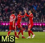 22.11.2025, Fussball Bundesliga 2025/2026, 11.Spieltag, FC Bayern Mnchen - SC Freiburg, in der Allianz-Arena Mnchen, Torjubel Tom Bischof (Bayern Mnchen), Michael Olise (FC Bayern Mnchen), Hiroki Ito (FC Bayern Mnchen) 