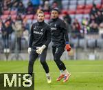 22.11.2025, Fussball Bundesliga 2025/2026, 11.Spieltag, FC Bayern Mnchen - SC Freiburg, in der Allianz-Arena Mnchen, v.li: Torwart Florian Mller (SC Freiburg) und Torwart Noah Atubolu (SC Freiburg) beim Aufwrmen.
