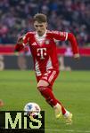 22.11.2025, Fussball Bundesliga 2025/2026, 11.Spieltag, FC Bayern Mnchen - SC Freiburg, in der Allianz-Arena Mnchen, Lennart Karl (FC Bayern Mnchen) am Ball 