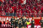 22.11.2025, Fussball Bundesliga 2025/2026, 11.Spieltag, FC Bayern Mnchen - SC Freiburg, in der Allianz-Arena Mnchen, Bayernfans mit wtenden Gesten gegen die jubelnden Freiburger Spieler.