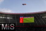 22.11.2025, Fussball Bundesliga 2025/2026, 11.Spieltag, FC Bayern Mnchen - SC Freiburg, in der Allianz-Arena Mnchen, TRIGEMA-Heissluftballon als Werbung ber dem Stadion schwebend.