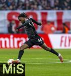 22.11.2025, Fussball Bundesliga 2025/2026, 11.Spieltag, FC Bayern Mnchen - SC Freiburg, in der Allianz-Arena Mnchen, Johan Manzambi (SC Freiburg) am Ball 