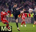 22.11.2025, Fussball Bundesliga 2025/2026, 11.Spieltag, FC Bayern Mnchen - SC Freiburg, in der Allianz-Arena Mnchen, Matthias Ginter (SC Freiburg) Schuss,