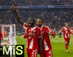 22.11.2025, Fussball Bundesliga 2025/2026, 11.Spieltag, FC Bayern Mnchen - SC Freiburg, in der Allianz-Arena Mnchen, Torjubel, v.li: Dayot Upamecano (FC Bayern Mnchen) mit Jonathan Tah (FC Bayern Mnchen) 