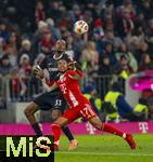 22.11.2025, Fussball Bundesliga 2025/2026, 11.Spieltag, FC Bayern Mnchen - SC Freiburg, in der Allianz-Arena Mnchen, v.li: Jordy Makengo (SC Freiburg) gegen Michael Olise (FC Bayern Mnchen) 